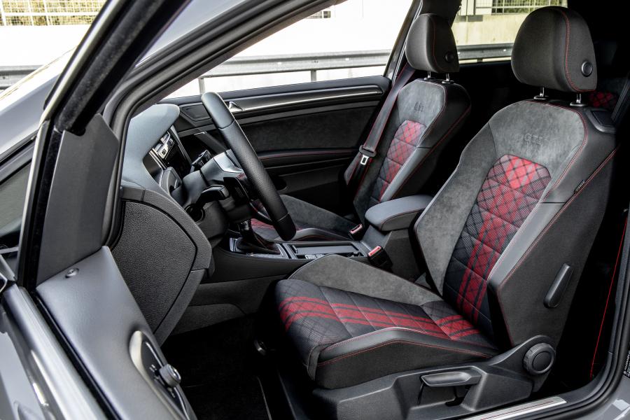 Интерьер Volkswagen Golf GTI TCR 3-Door (Typ 5G) 2019 года  (WW) (фото 28 из 107)
